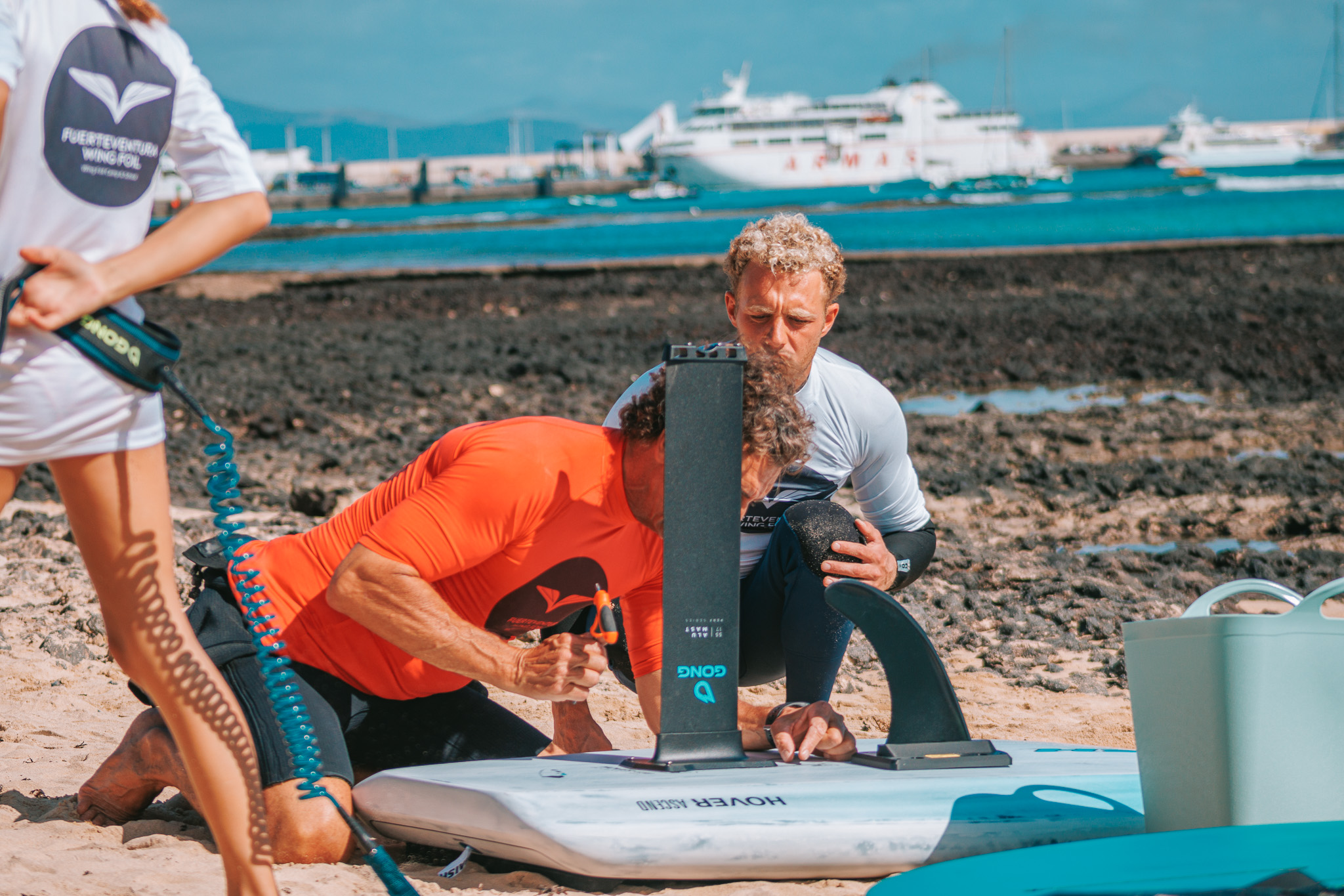 Equipo necesario para practicar wingfoil: tabla, ala, leash y más